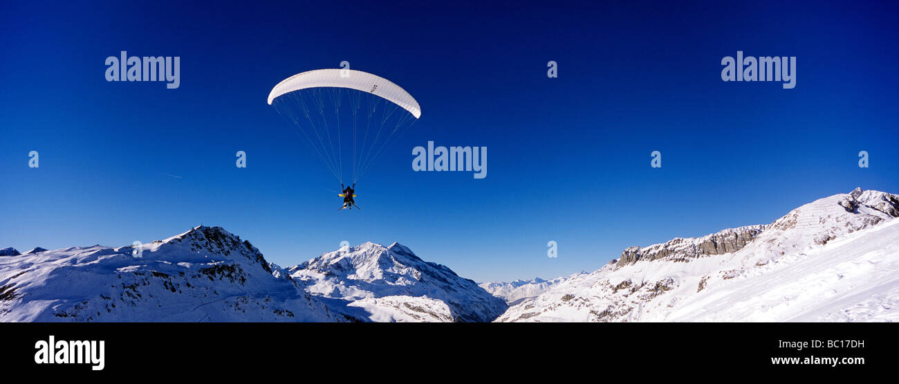 Francia, Savoie, Val d'Isere, Massif du Solaise, vista sulla valle Manchet, parapendio, Eric Wyss la scuola di parapendio Foto Stock