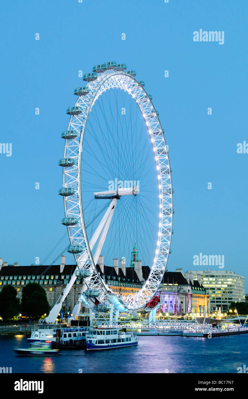London Eye Millennium Wheel London England // LONDON, United Kingdom — la Millennium Wheel, nota anche come London Eye, è un punto di riferimento moderno sulla sponda sud del Tamigi. Questa iconica ruota panoramica offre vedute mozzafiato dello skyline di Londra e attrae milioni di visitatori ogni anno, rendendola un'attrazione popolare in città. Foto Stock