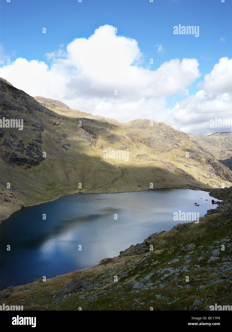 Piccolo lago alla sommità del Vecchio Uomo Coniston Foto Stock