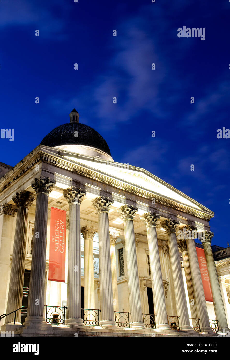 LONDON, Regno Unito - National Gallery in Trafalgar Square di notte Foto Stock