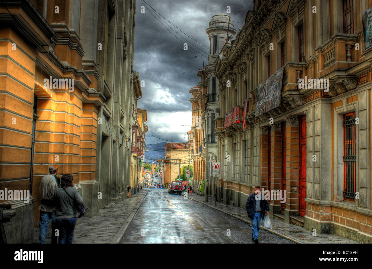 Immagine hdr di una piovosa città interna, centro di scena nel centro della città di La Paz in Bolivia Foto Stock