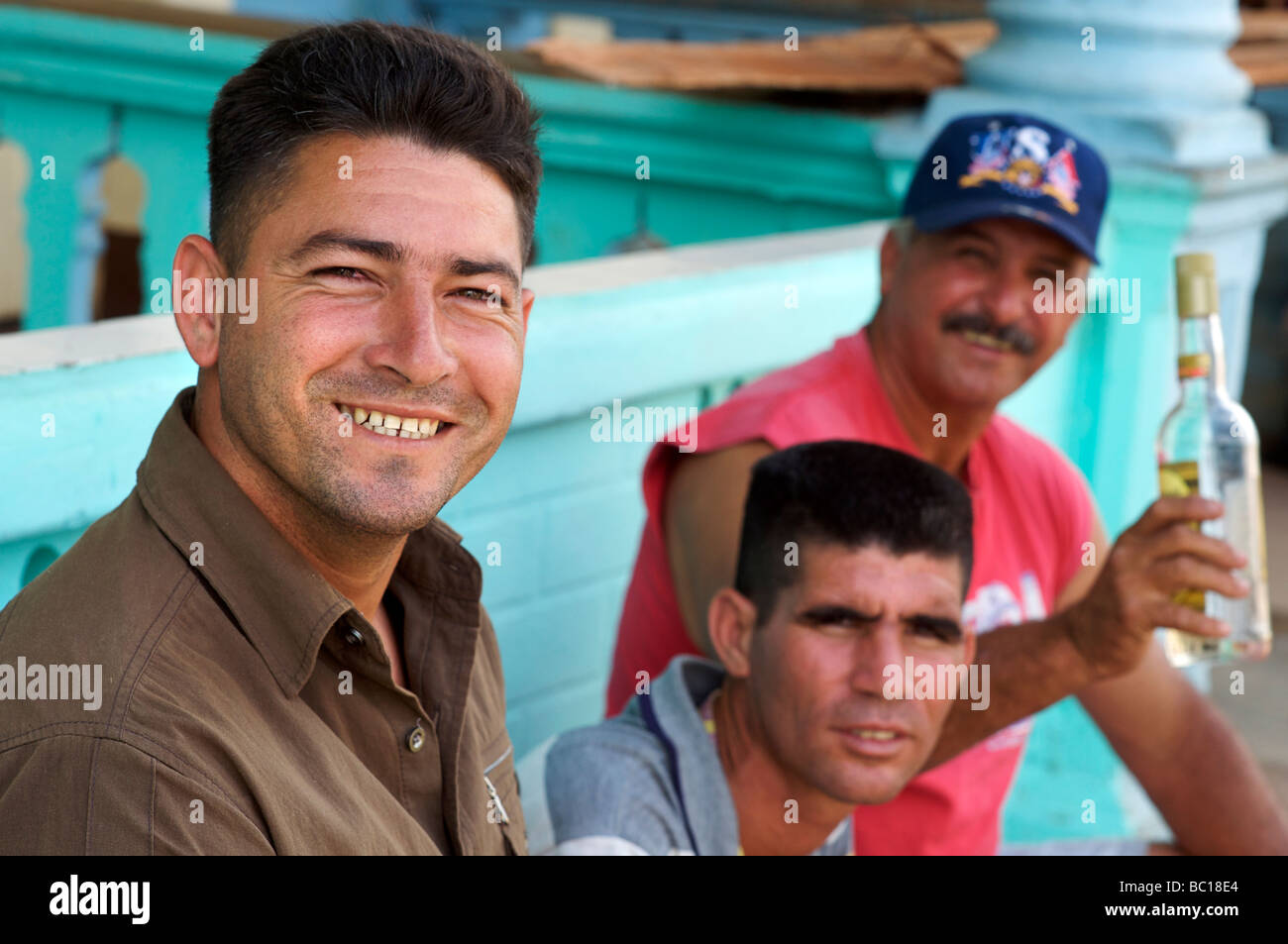 I Cubani hanno una propensione a godere le cose migliori della vita. Bere in strada per il carnevale annuale, Viñales Cuba Foto Stock