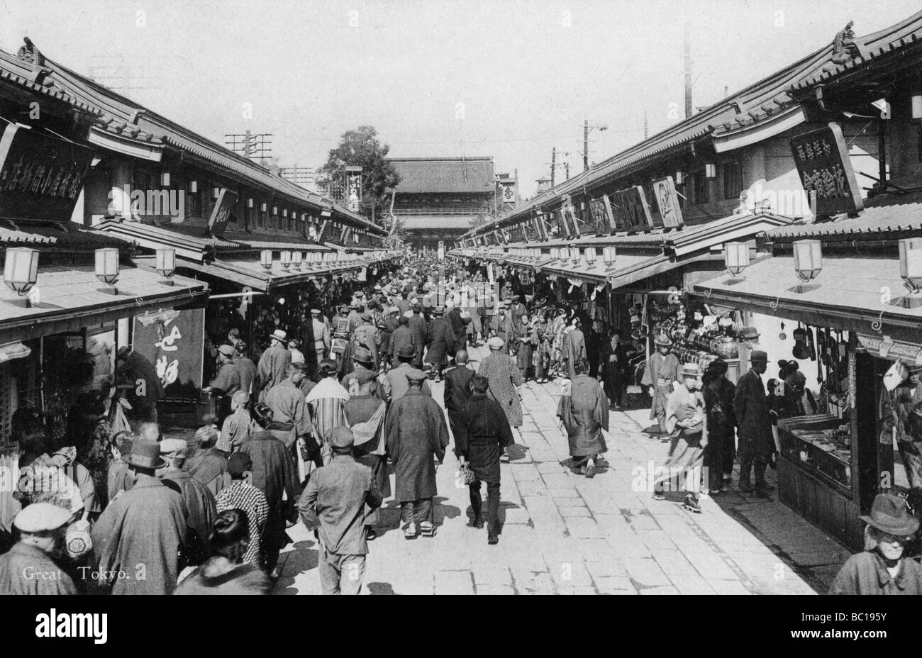 Una fila di negozi in Asakusa, Tokyo, xx secolo. Artista: sconosciuto Foto Stock