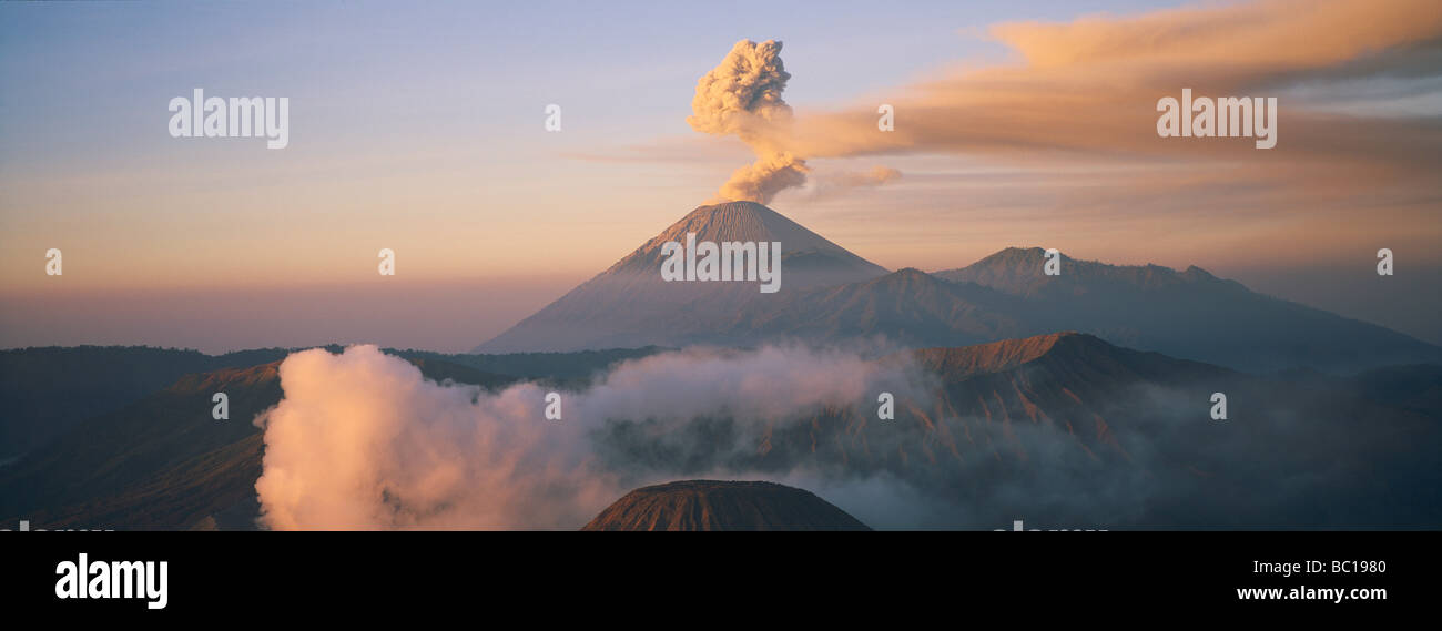 Indonesia, isola di Giava, Bromo e Vulcano Semeru e Tengger Caldeira, panorama Foto Stock