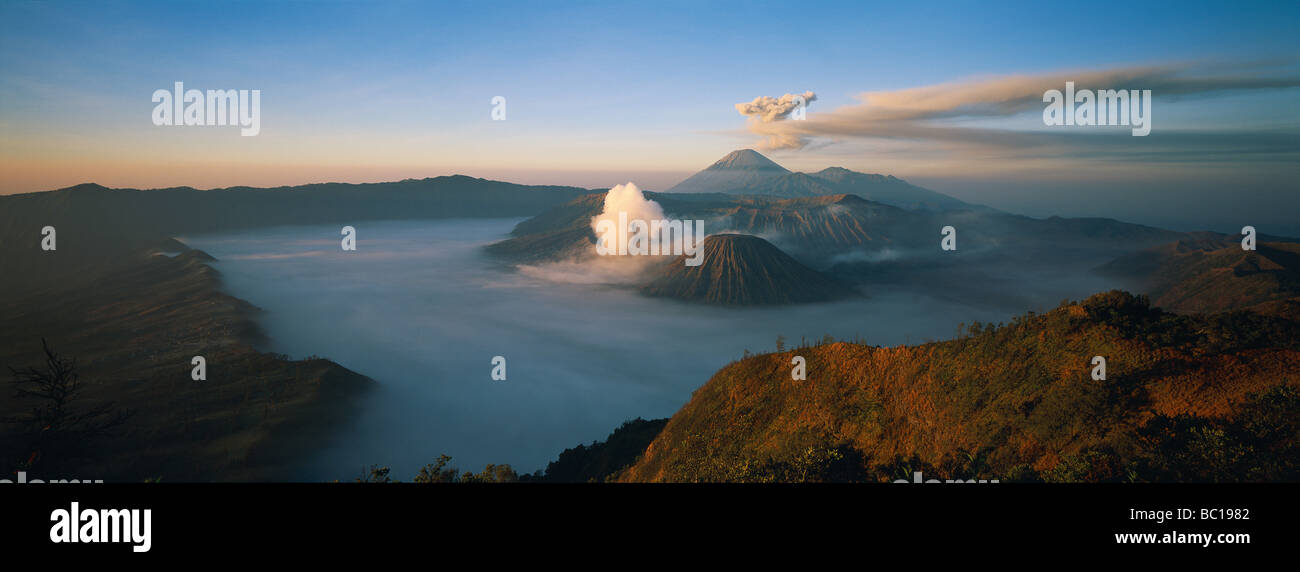Indonesia, isola di Giava, Bromo e Vulcano Semeru e Tengger Caldeira, panorama Foto Stock