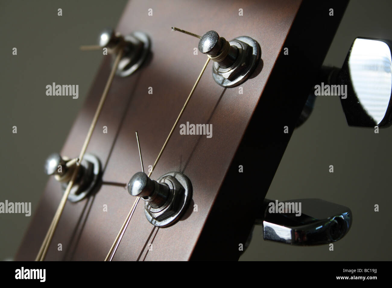 Six String chitarra acustica teste della macchina Closeup - Orizzontale Foto Stock