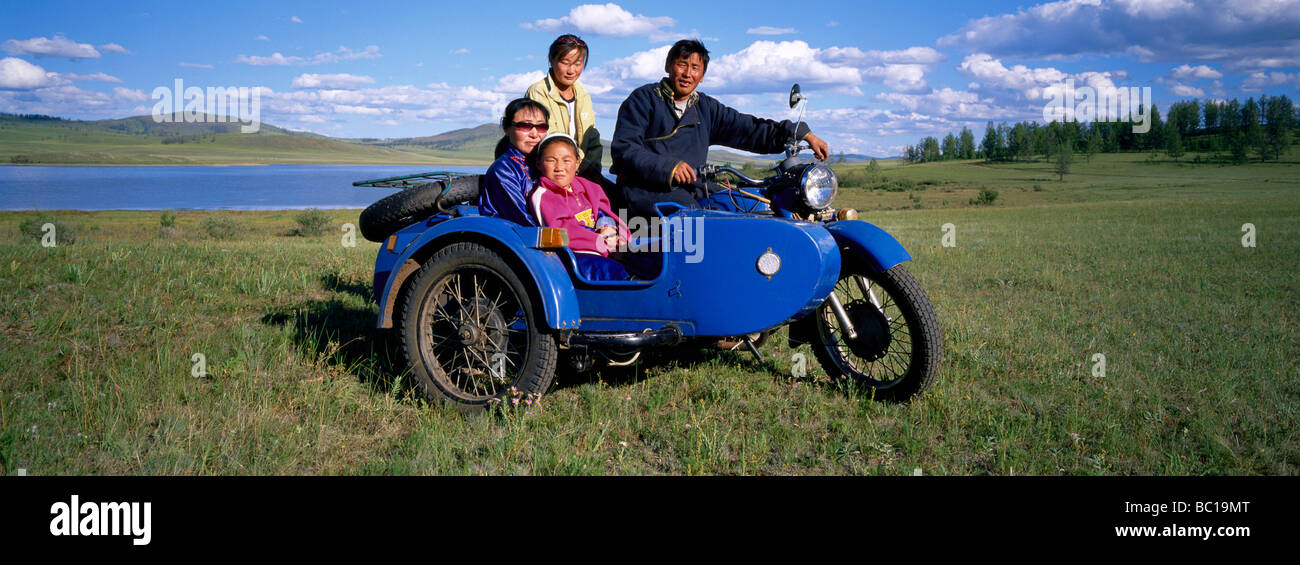 Mongolia, Khentii Provincia, Delger Han Uul Lago, famiglia su un sidecar Foto Stock