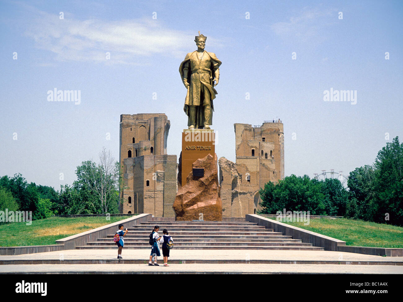 Uzbekistan studentesse a Tamerlane Amir Temur Memorial in Samarcanda Foto Stock