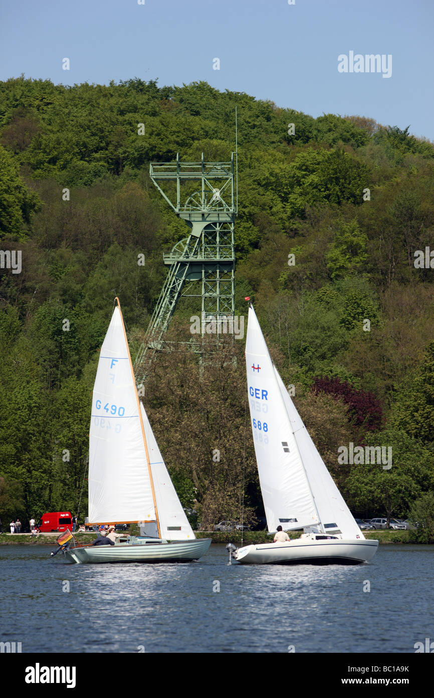 Ex miniera di carbone di torre di avvolgimento della miniera pit Carl Funke, sport acquatici sul lago Baldeneysee, fiume Ruhr, Essen, Germania Foto Stock