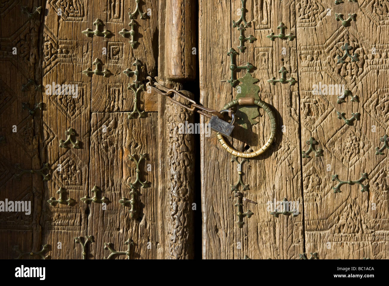 Legno intagliato nella porta di Khiva Uzbekistan Foto Stock