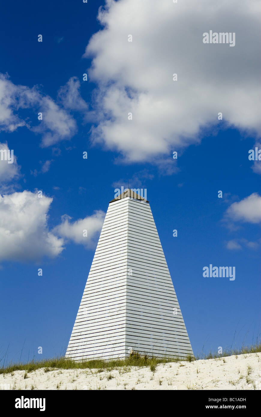 Legno struttura piramidale sulle spiagge della Florida Foto Stock