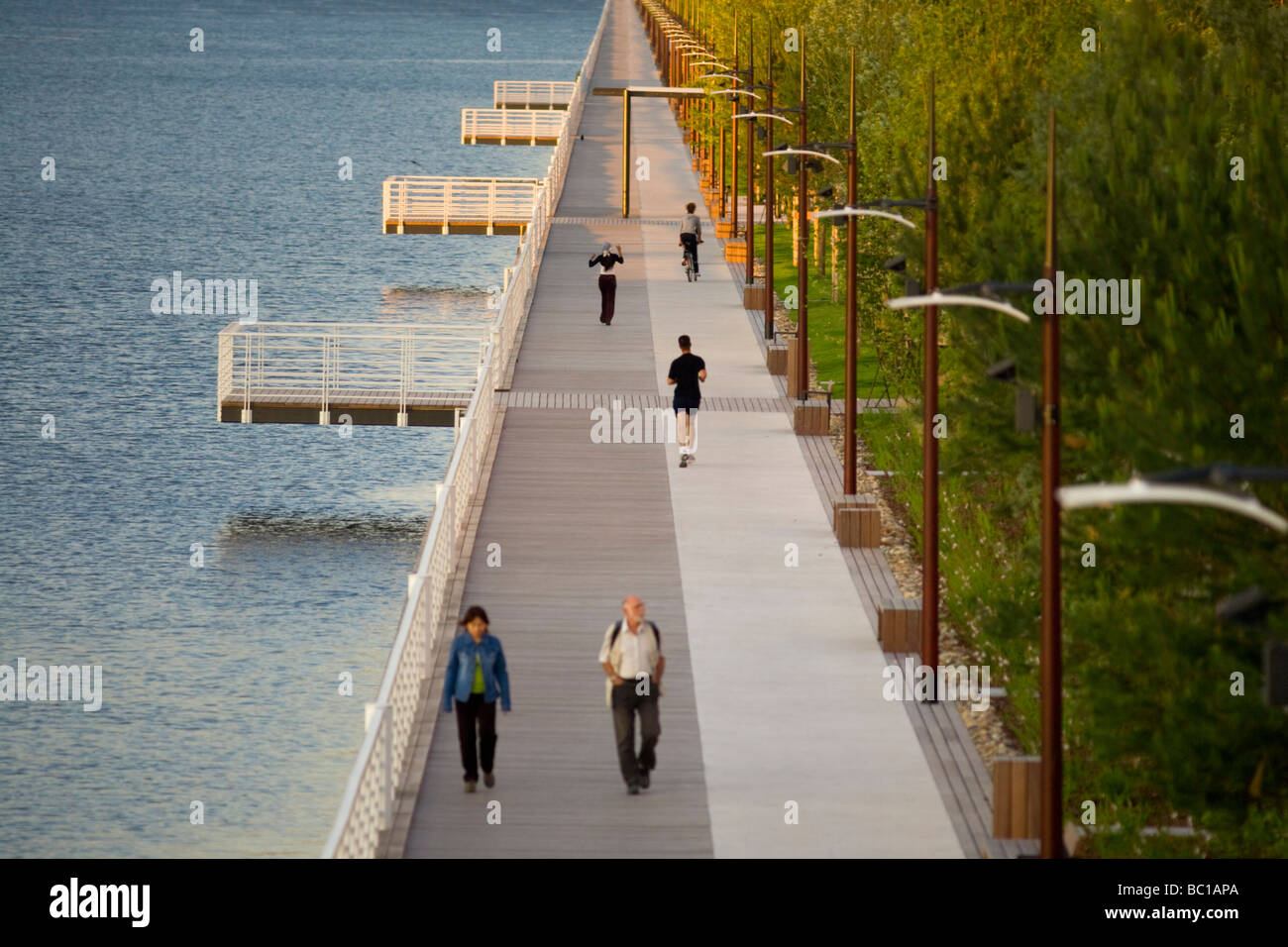 A Vichy, un stabiliti esplanade per pedoni e per chi ama fare jogging (Francia). A Vichy, esplanade aménagée pour piétons et joggeurs. Foto Stock