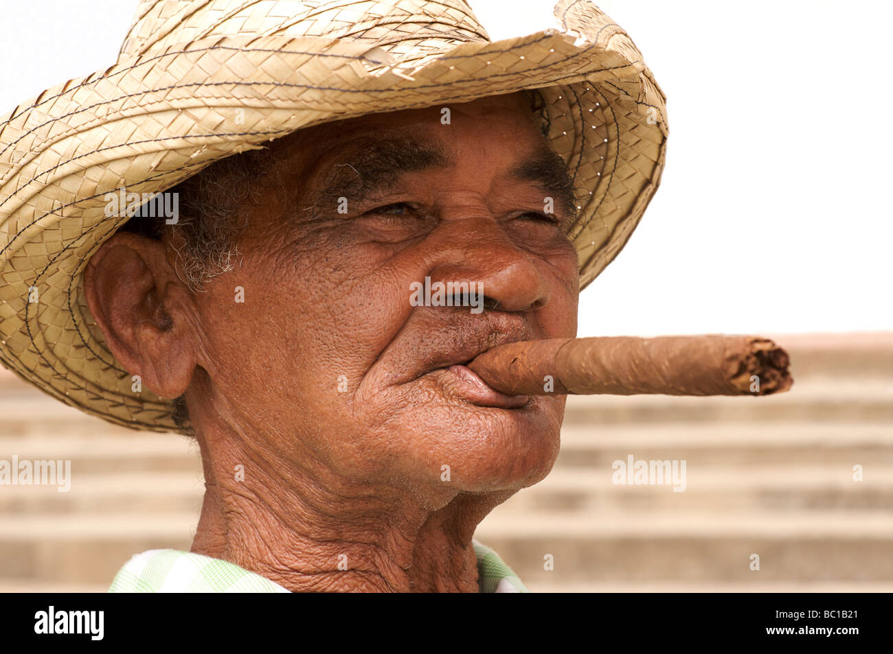 Anziani uomo cubano nel cappello distintivo e di fumare un sigaro cubano. Viñales Pinar del Rio, Cuba. Foto Stock