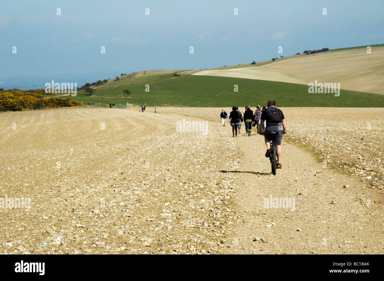 Camminatori e ciclisti sulla South Downs Way, Sussex Foto Stock