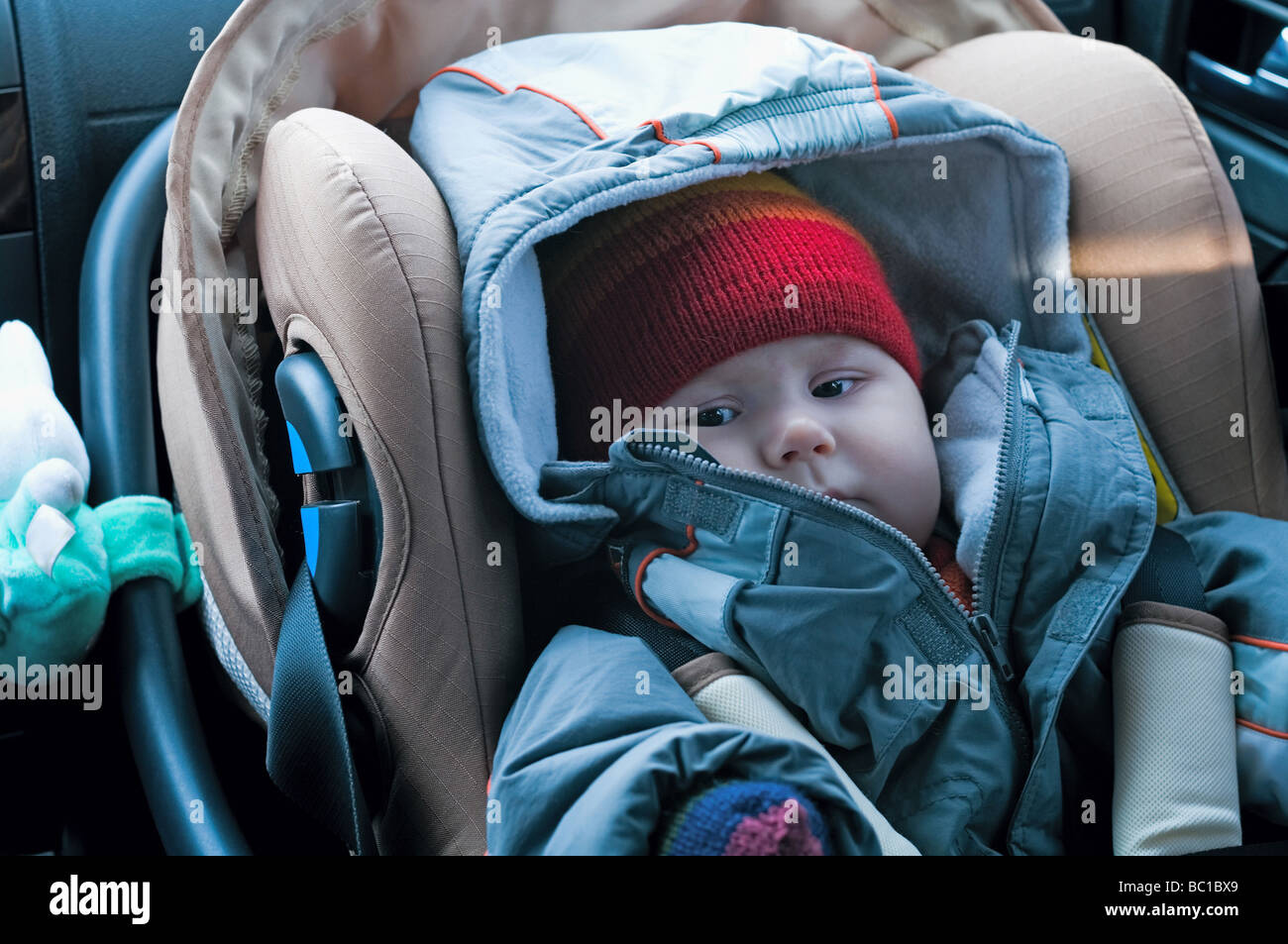 Il bambino si siede in un sedile di sicurezza sulla seduta in avanti della vettura Foto Stock