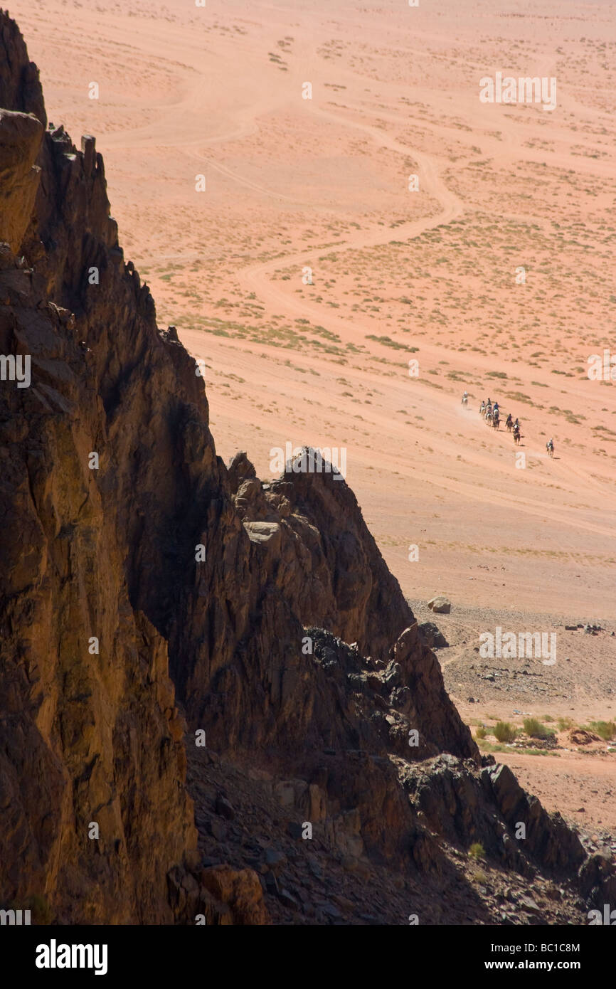 Gruppo di turisti a cavallo nel Wadi Rum in Giordania Foto Stock