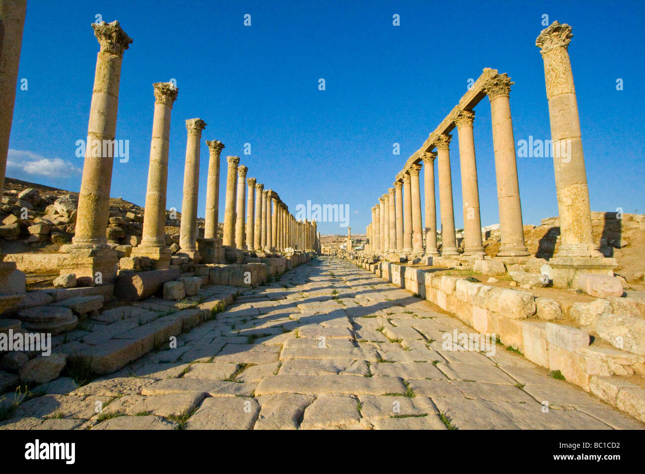 Il Cardo Maximus Columnade presso le rovine Romane di Jerash in Giordania Foto Stock