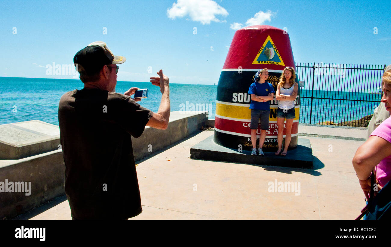 I turisti pongono in corrispondenza del marcatore 'Southernmost punto sulla terraferma ci' in Key West Florida Foto Stock