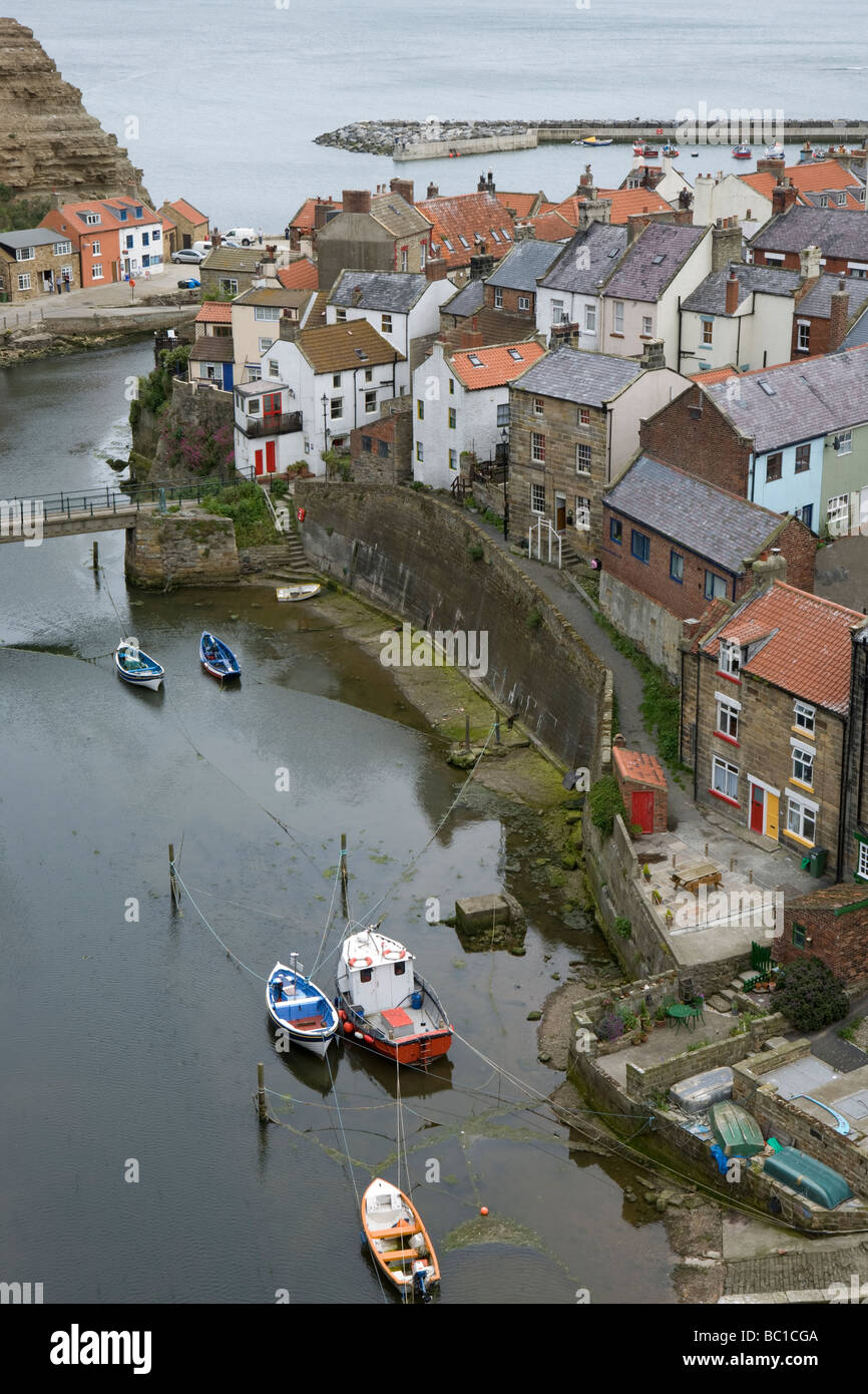 Il villaggio di Staithes sulla North Yorkshire Coast - illustrato da Cowbar Nab Foto Stock