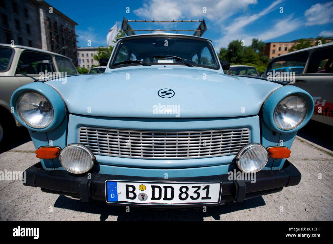 Il vecchio tedesco orientale Trabant auto parcheggiate in Berlino Germania Foto Stock