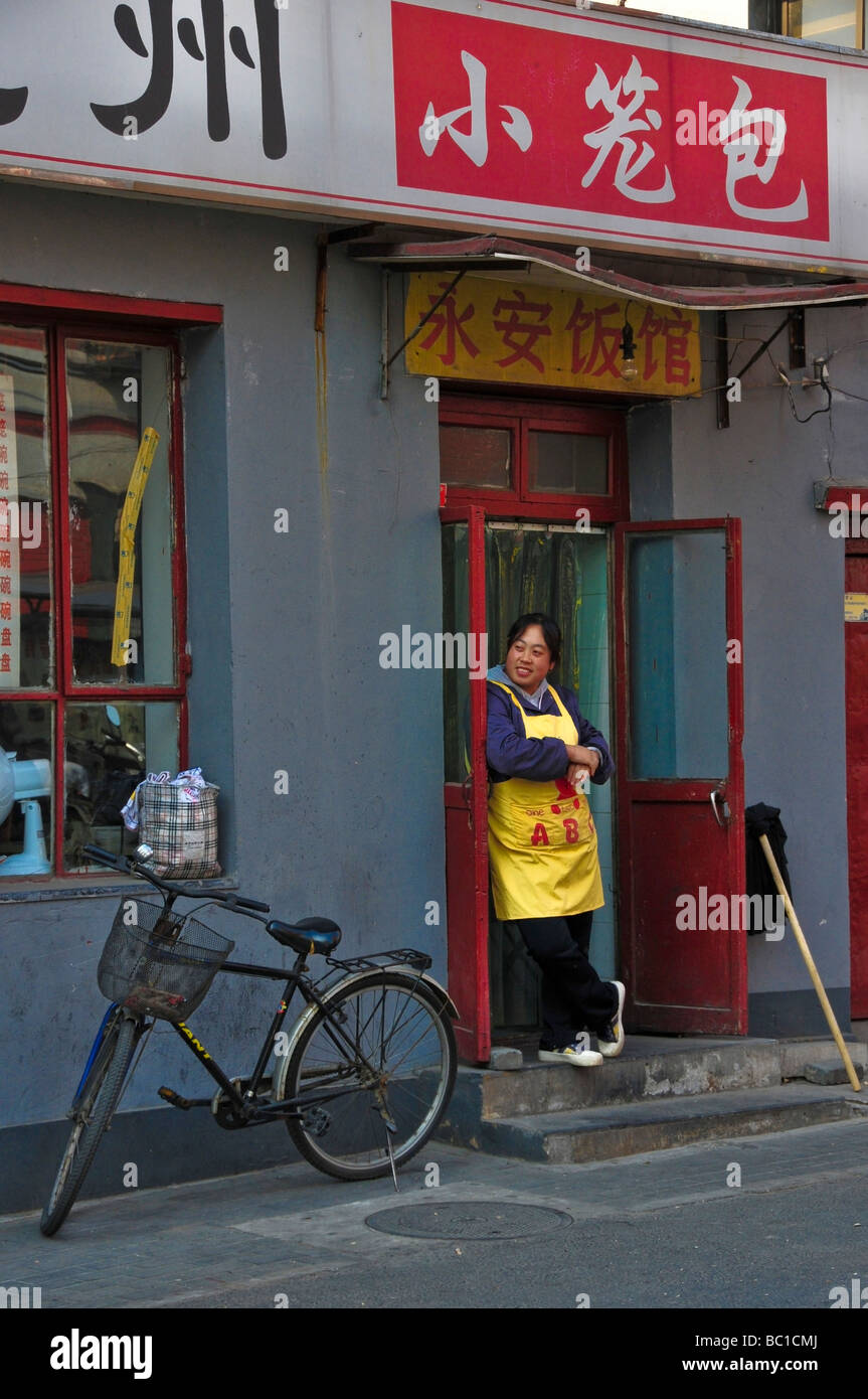 Scena di strada in un hutong centrale di Pechino CINA Foto Stock