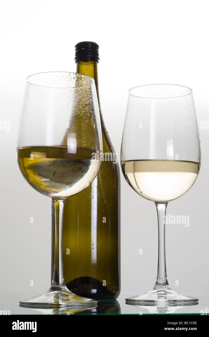 2 bicchiere di vino e una bottiglia di vino bianco Foto Stock