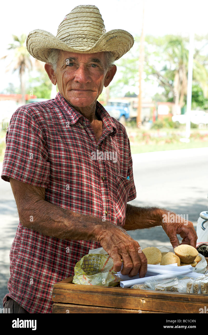 Ritratto di un uomo cubano vending dadi e torte da un mobile in stallo, Pinar del Rio, Cuba Foto Stock