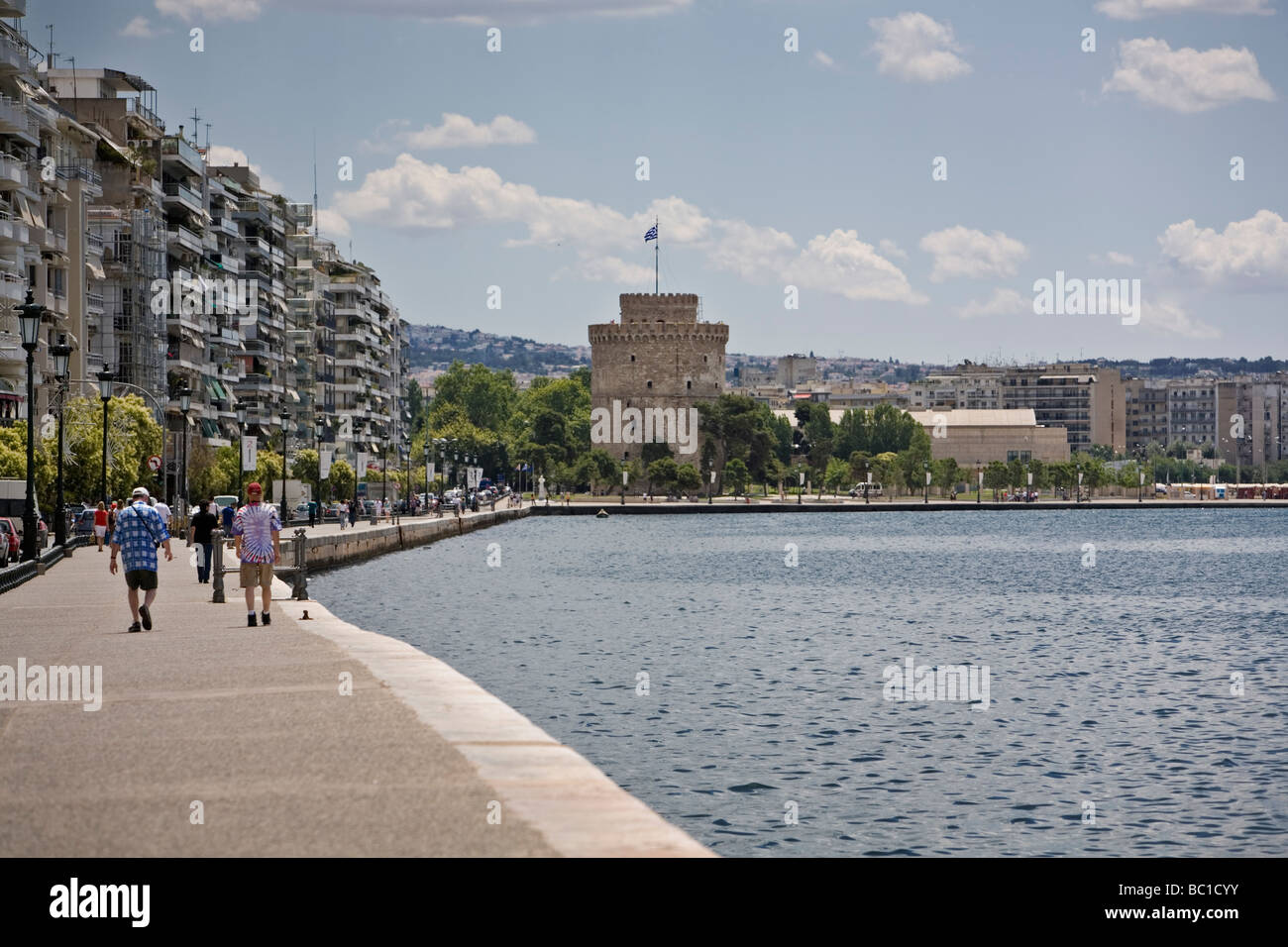 La Torre Bianca antico castello monumento ora un museo Salonicco Grecia, vista dalla città sul lungomare vicino al porto. Foto Stock