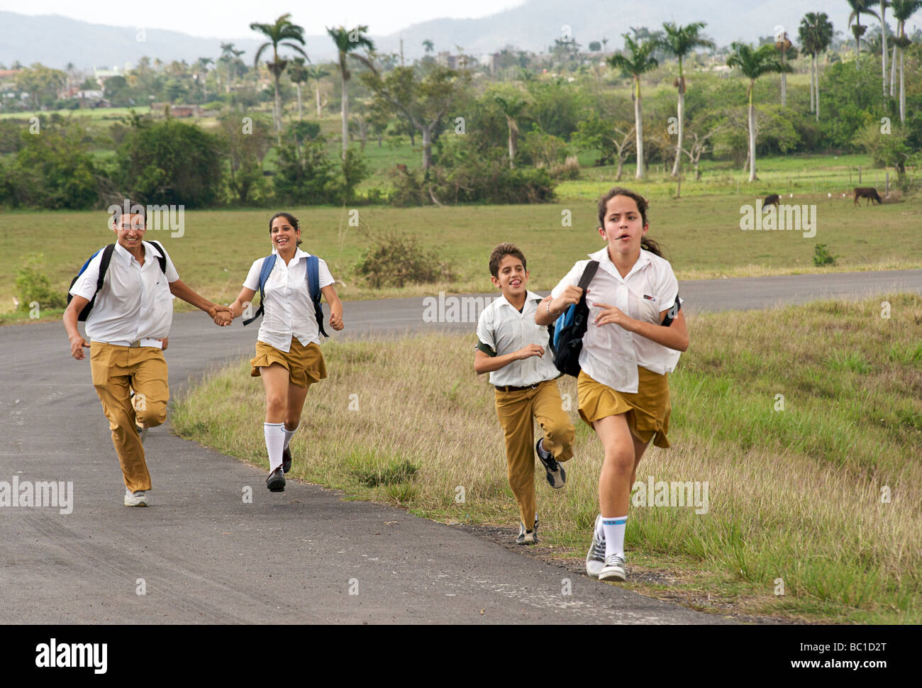 Gli scolari che corre lungo la strada, Pinar del Rio, Cuba Foto Stock