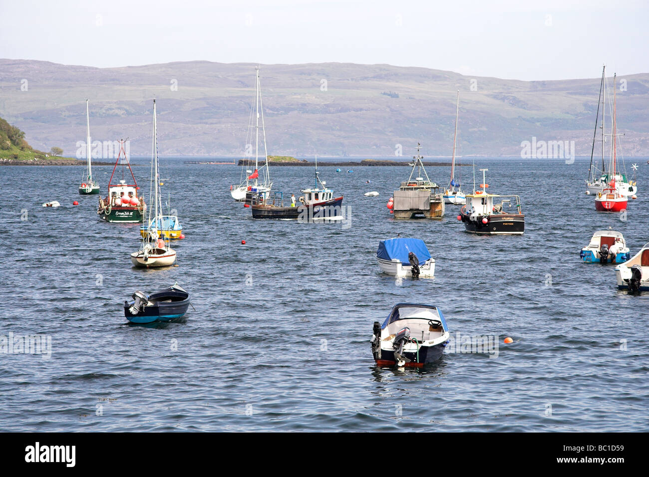 Barche, Portree Harbour, Isola di Skye, Ebridi Interne, costa ovest della Scozia, Regno Unito Foto Stock