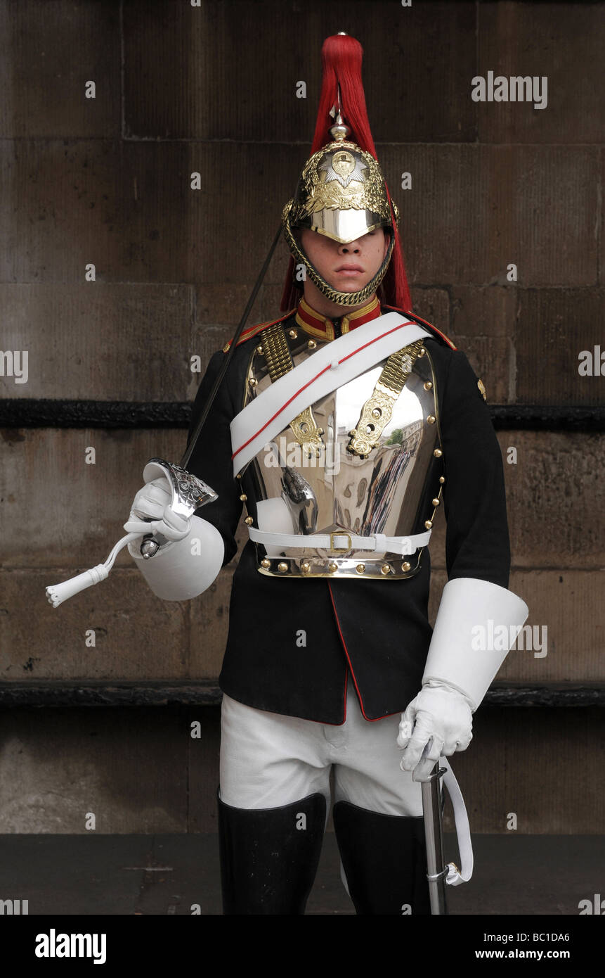 Trooper della cavalleria della famiglia dell'esercito britannico a sorvegliare la Horse Guards in London Inghilterra England Foto Stock