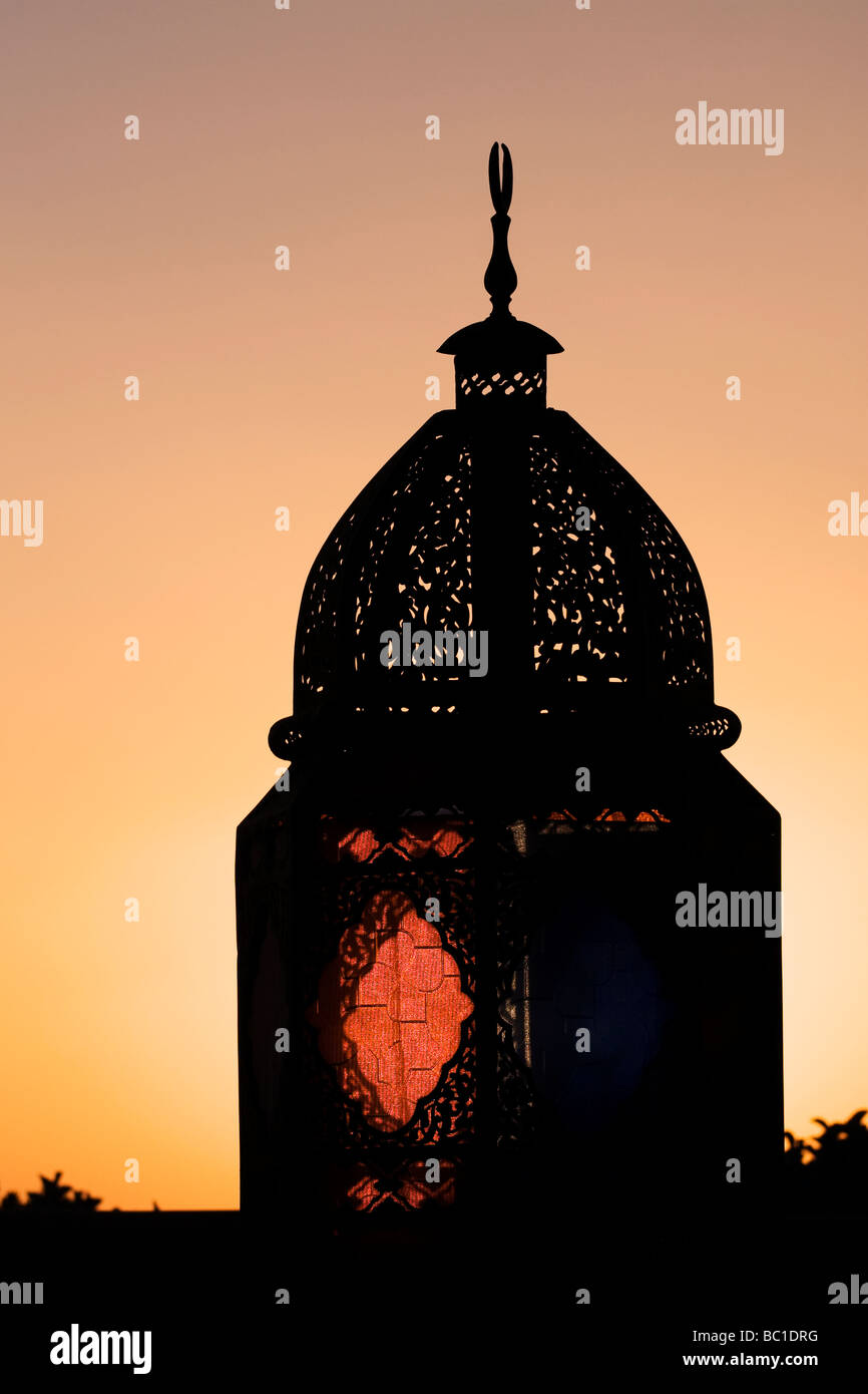 Il sole che sorge dietro la silhouette di un Medio oriente lanterna di stile Foto Stock