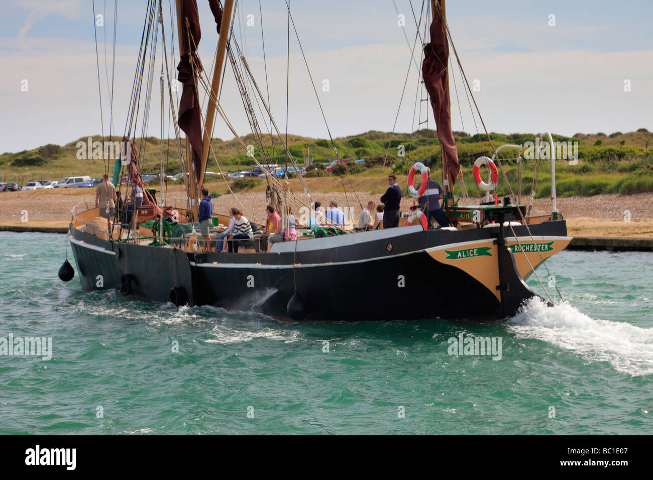 Un vecchio Thames barge chiamato Alice prende la gente in un viaggio lungo il fiume Arun Littlehampton West Sussex England Regno Unito Foto Stock