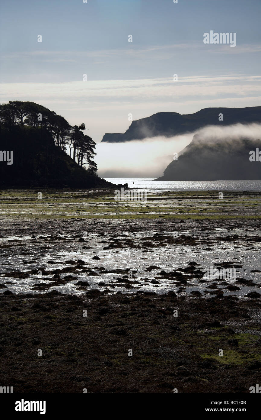 Early Morning mist, Portree, Isola di Skye, Ebridi Interne, costa ovest della Scozia, Regno Unito Foto Stock