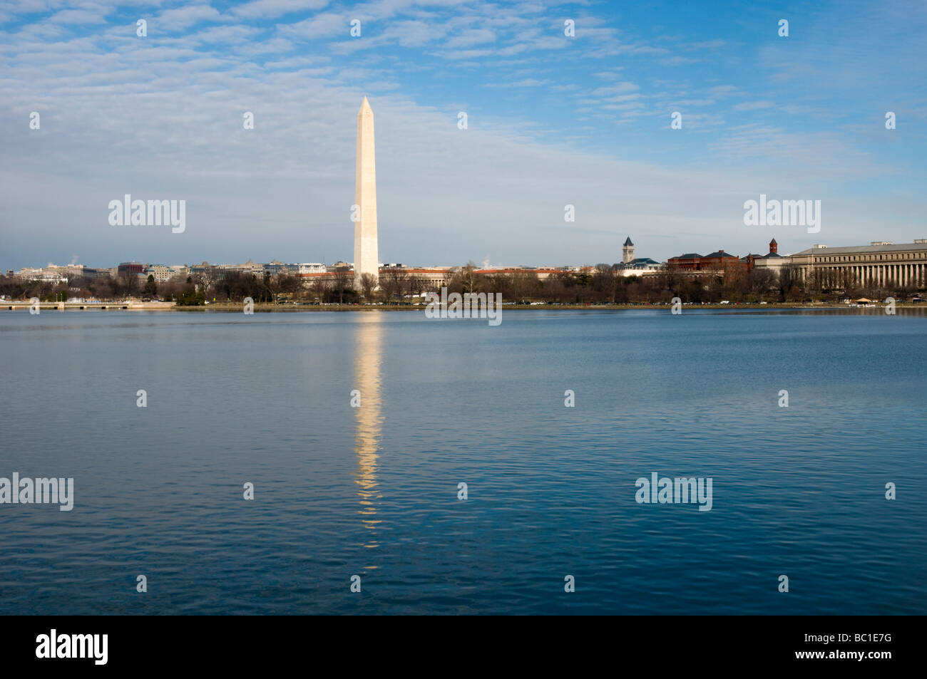 La riflessione del Monumento di Washington nel bacino di marea a Washington DC Foto Stock