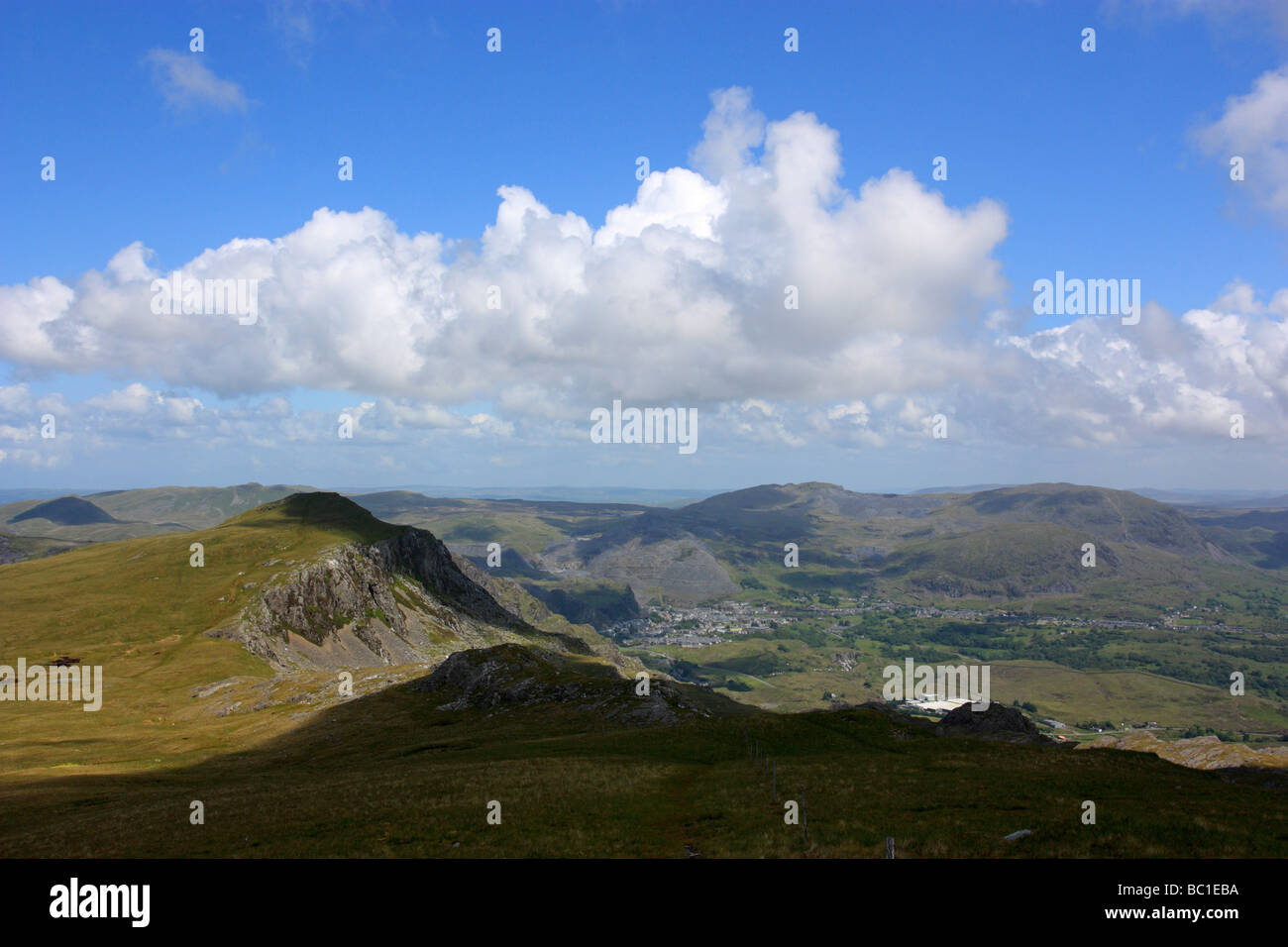 Una vista della città di Blaenau Ffestiniog. Cava di ardesia lavorazioni possono essere viste sulle colline circostanti Foto Stock