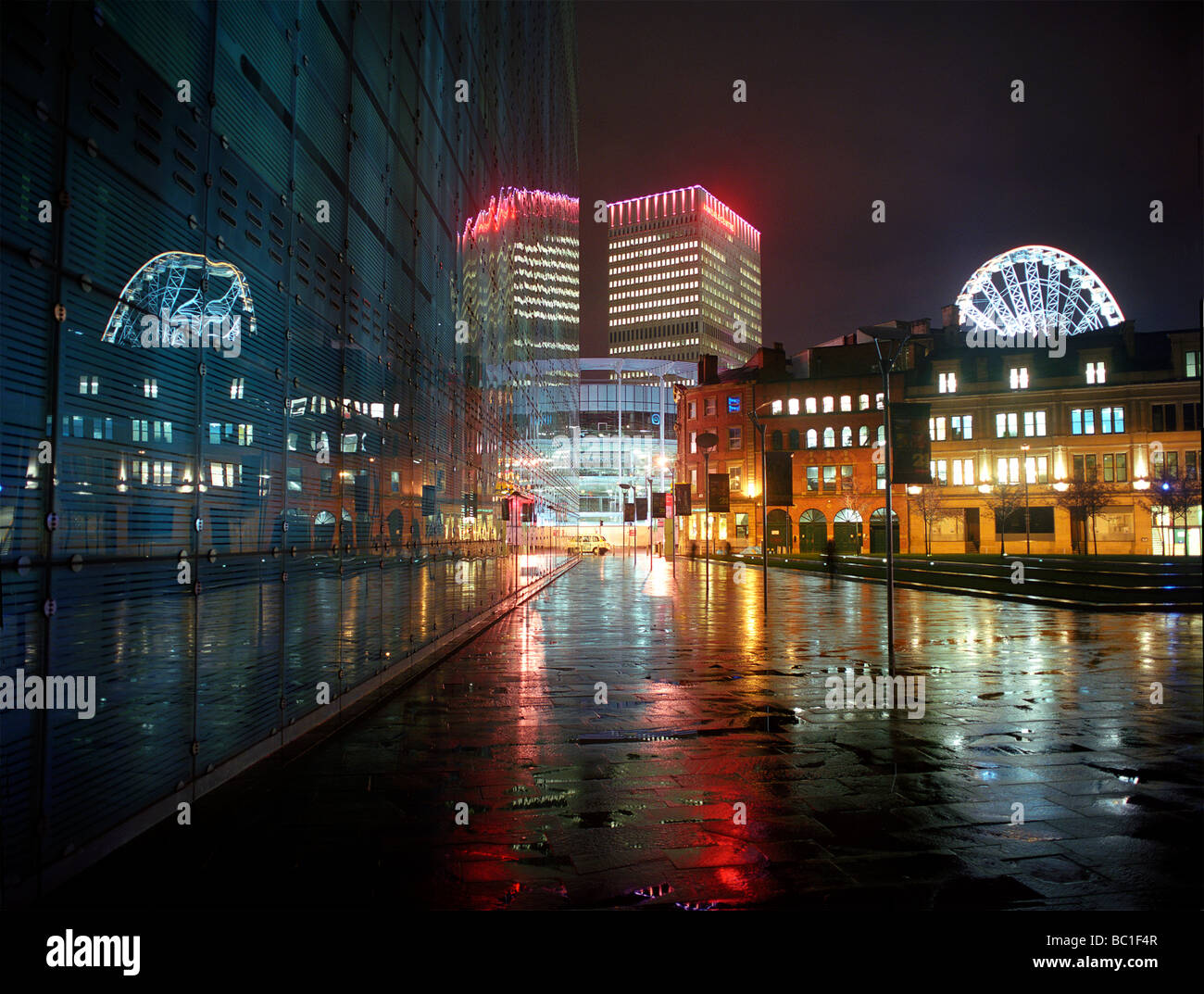 Urbis Manchester di notte Museo Nazionale del Calcio Foto Stock