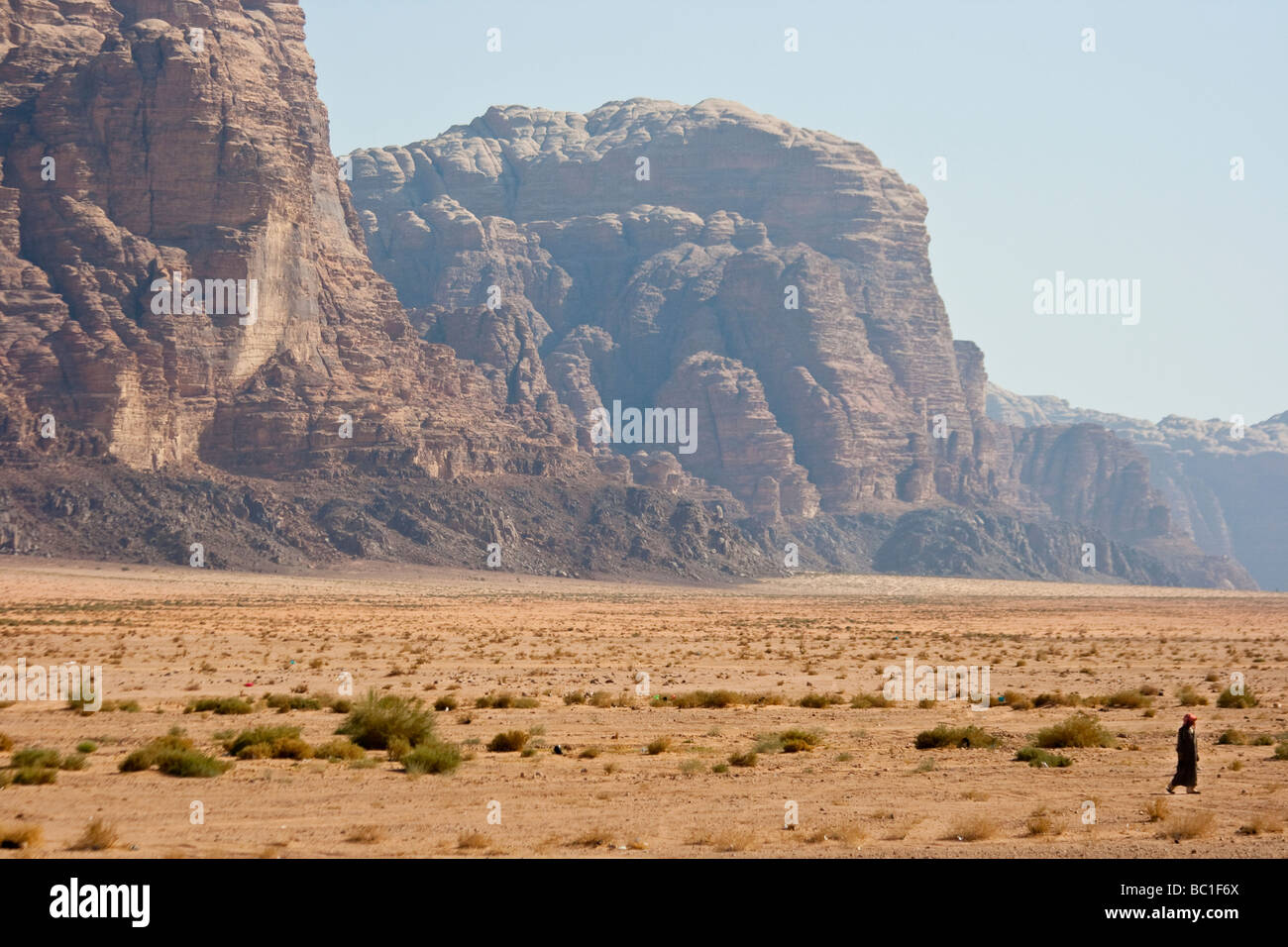 Jordanian uomo a camminare nel deserto di Wadi Rum in Giordania Foto Stock