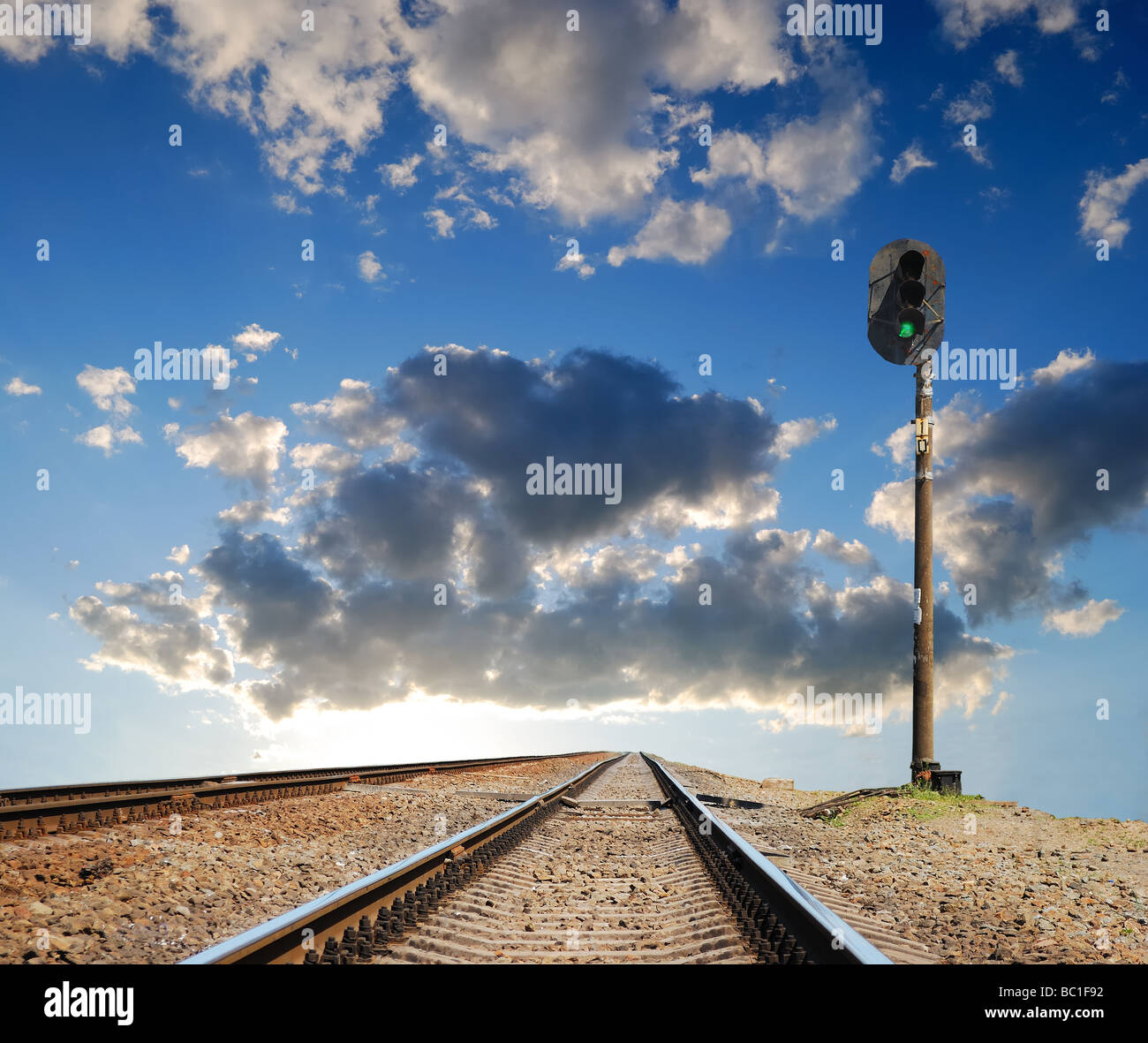 Residui di gran lunga i modi di ferrovia sullo sfondo un orizzonte artistico Foto Stock
