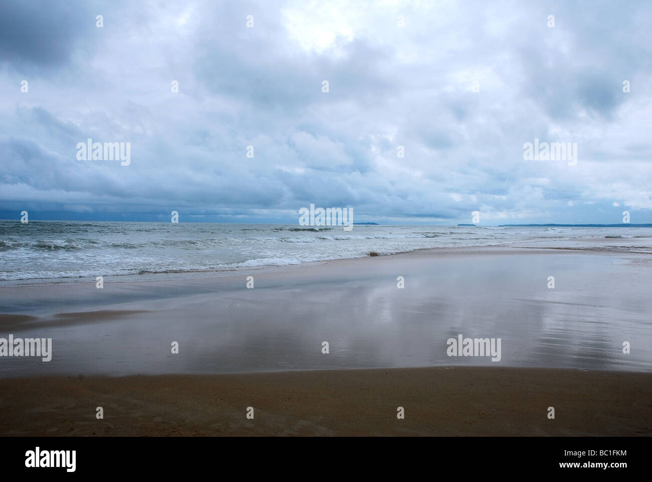 A seashore durante un nuvoloso e piovoso giorno. Foto Stock