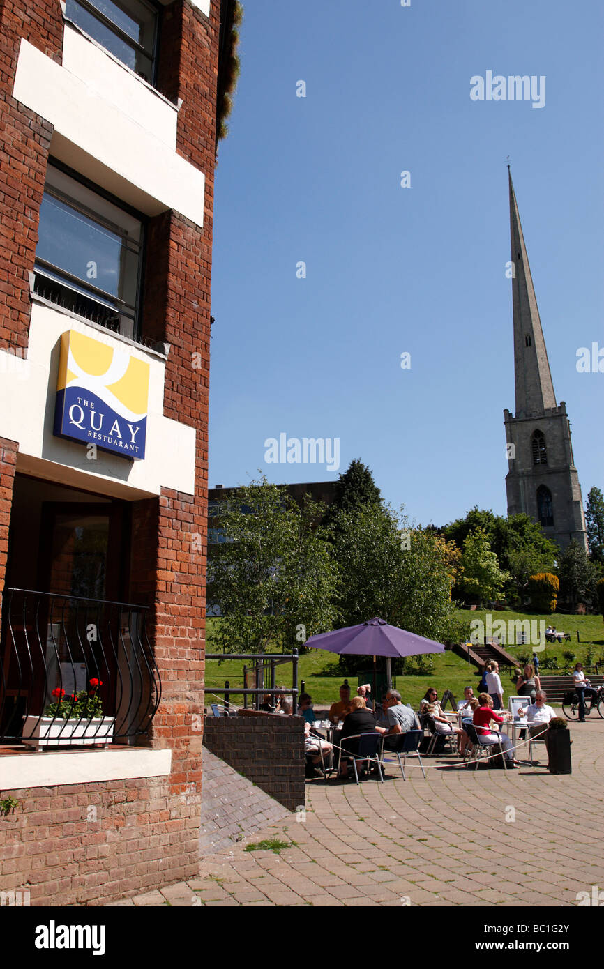 La guglia della diruta chiesa di Saint Andrews conosciuto localmente come l'ago glovers dalla piazza quayhead worcester regno unito Foto Stock