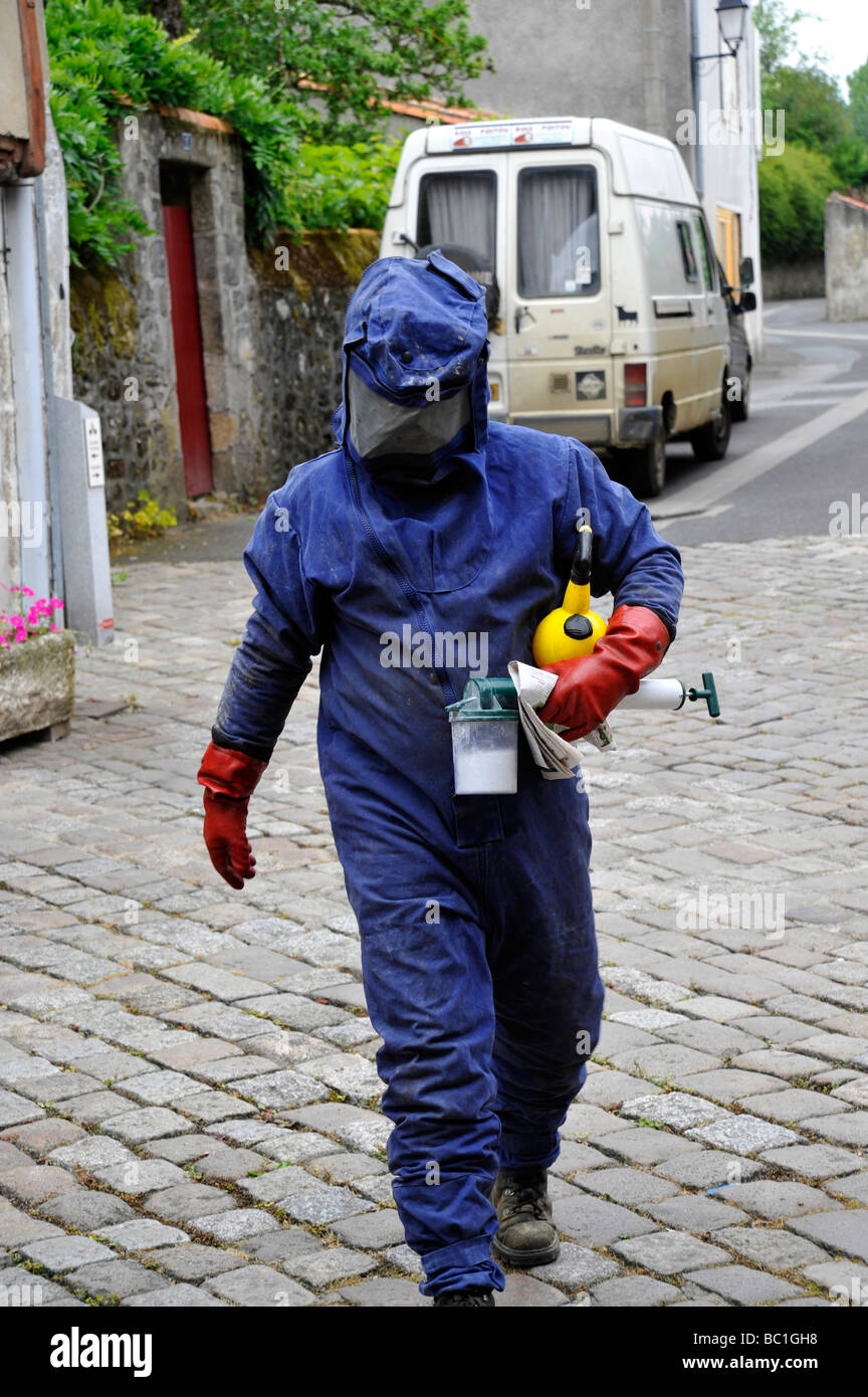 Pest Control uomo nel funzionamento a Parthenay ,Deux-Sevres, Francia. Foto Stock