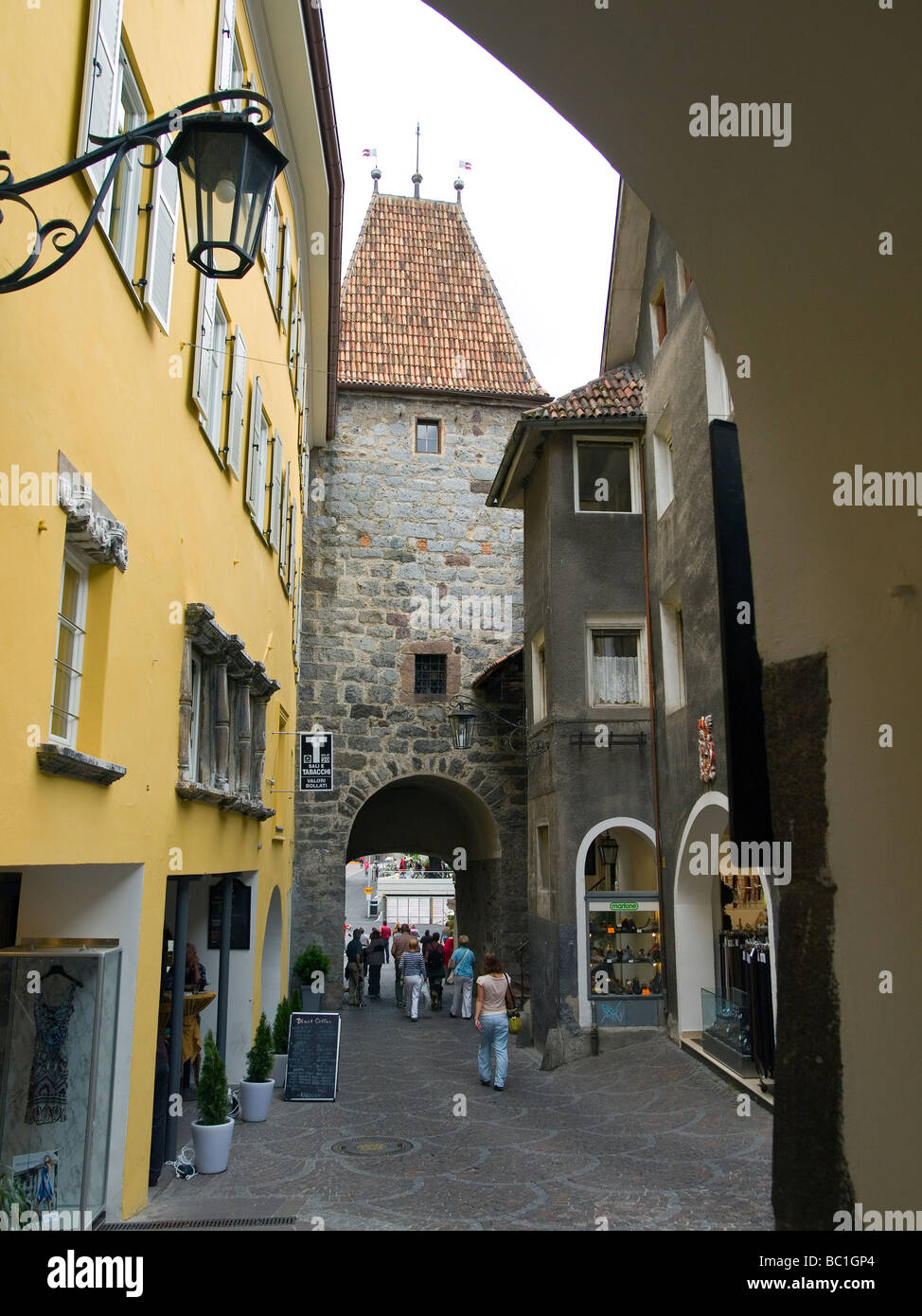 Porta Bolzano una porta medievale a Merano Alto Adige Italia Foto Stock