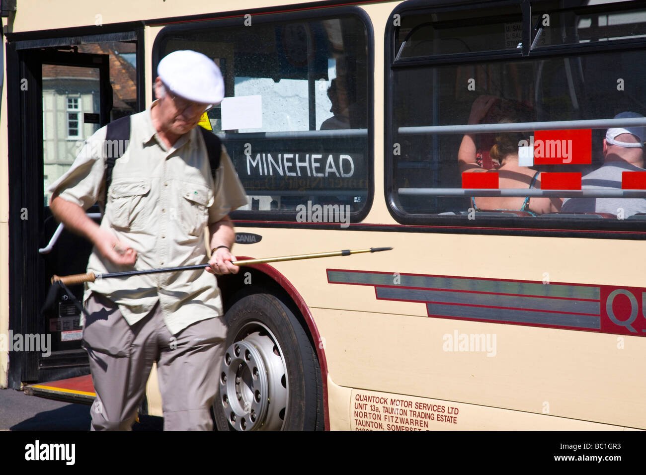 Persona di scendere dal bus turistico in Porlock legata a Minehead Somerset England Regno Unito Foto Stock
