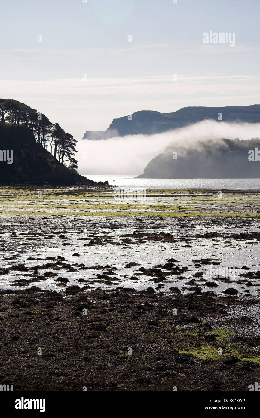 Early Morning mist, Portree, Isola di Skye, Ebridi Interne, costa ovest della Scozia, Regno Unito Foto Stock