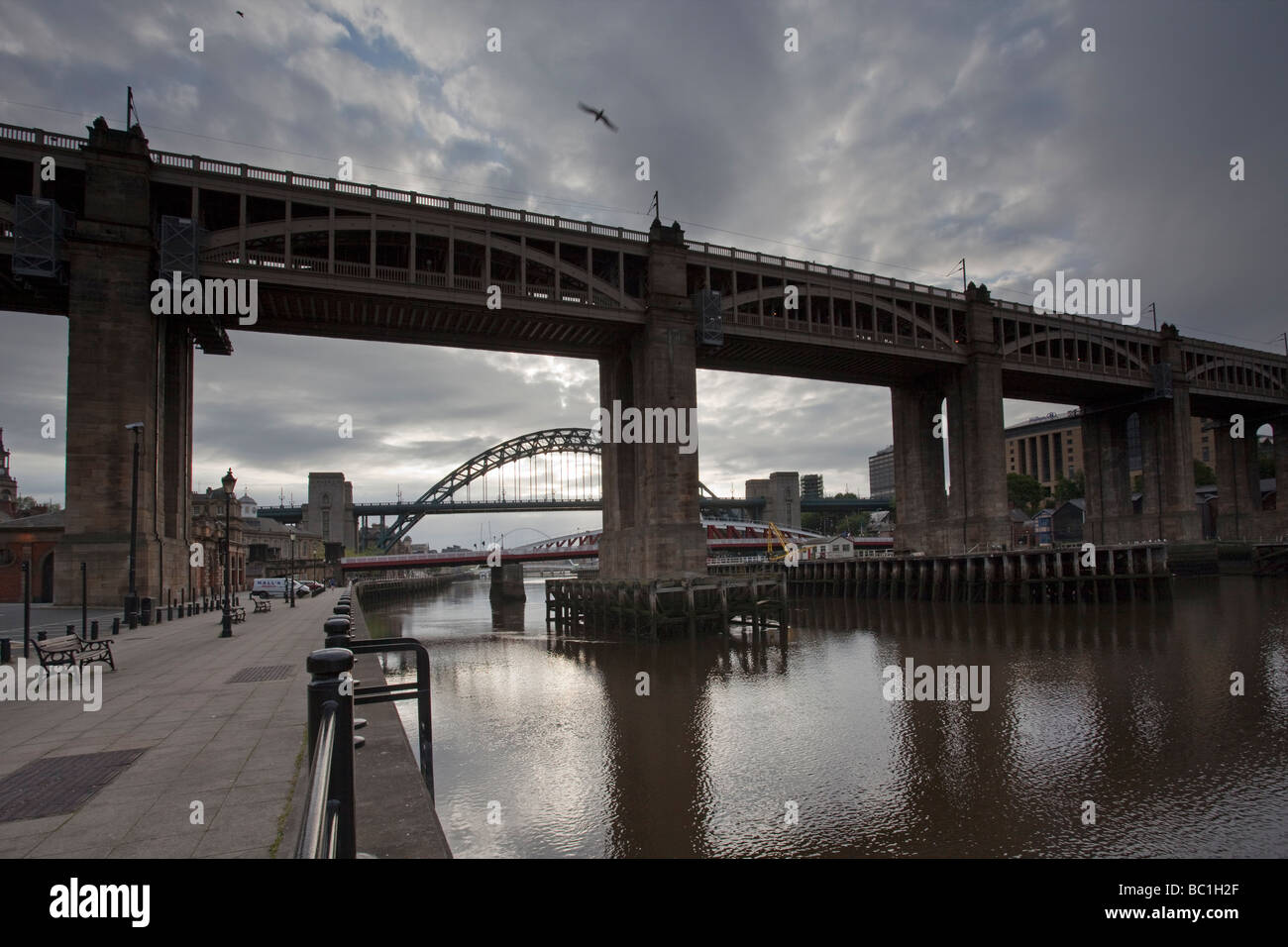 Giugno giovedì mattina sul fiume Tyne Newcastle upon Tyne con il livello alto ponte in primo piano Foto Stock
