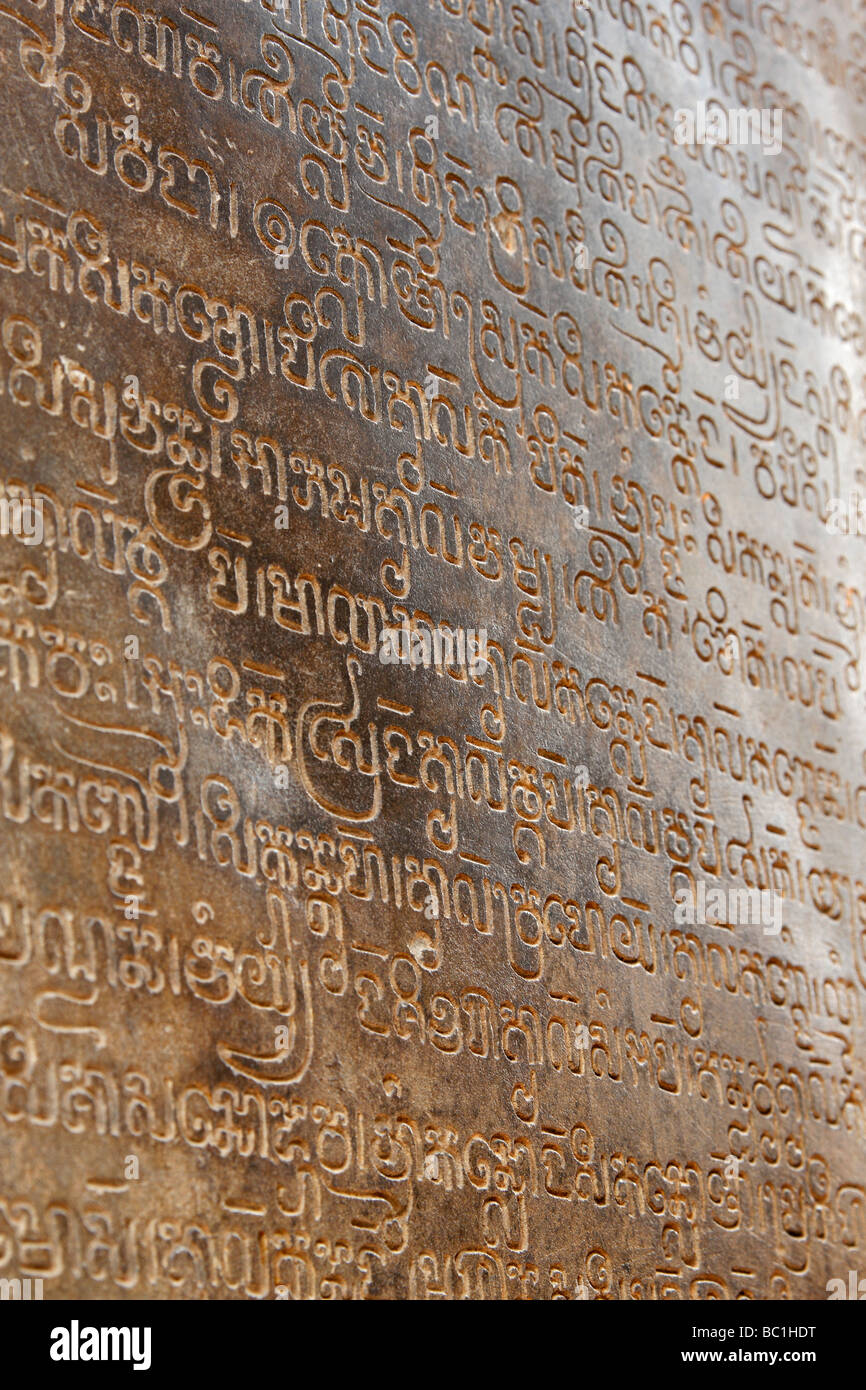 Antico testo sanscrito sul muro di pietra del Tempio Lolei rovine, [Roluos Group], Angkor, Cambogia Foto Stock