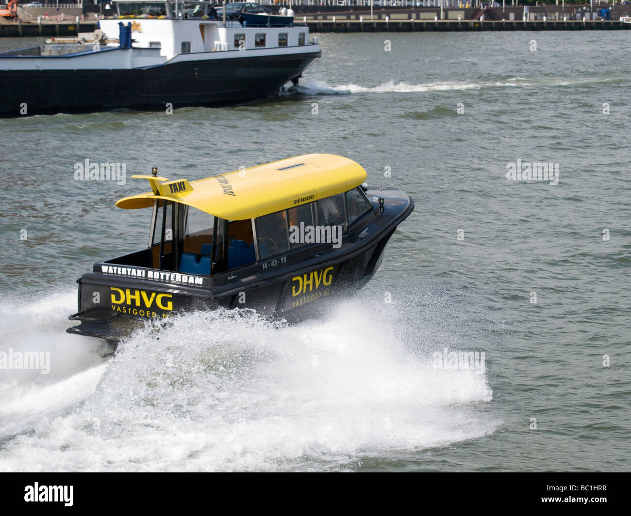 Accelerando il vaporetto sul fiume Maas in Rotterdam Zuid Holland Olanda Foto Stock