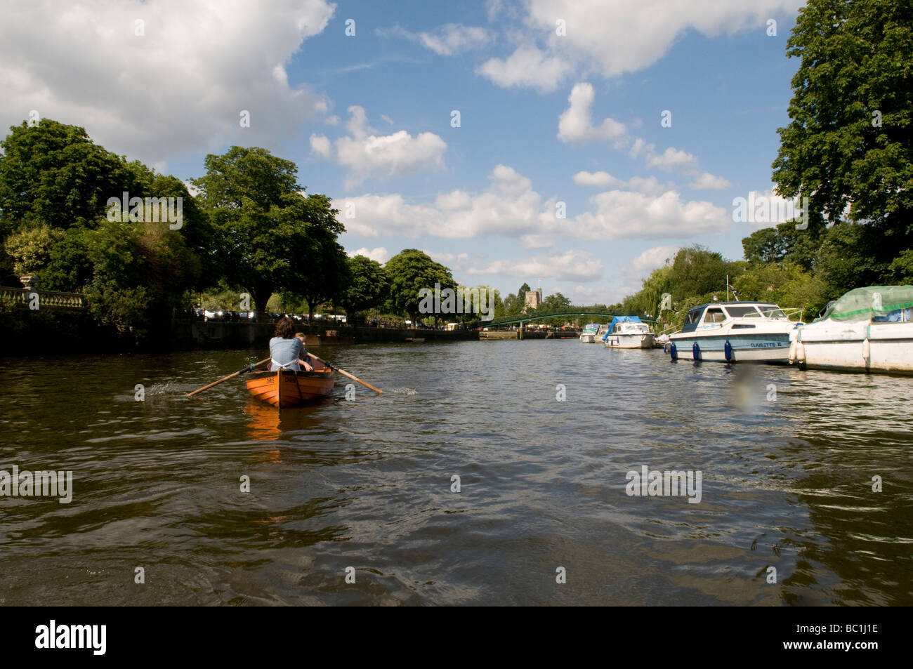Riga barca sul fiume Tamigi, tra TWICKENHAM e torta di anguilla isola su un perfetto inglese pomeriggio estivo Foto Stock