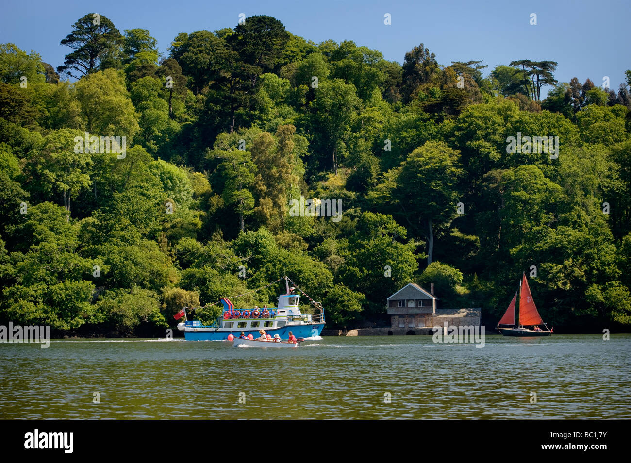 Barche sul fiume Dart a Greenway South Devon England Regno Unito Foto Stock